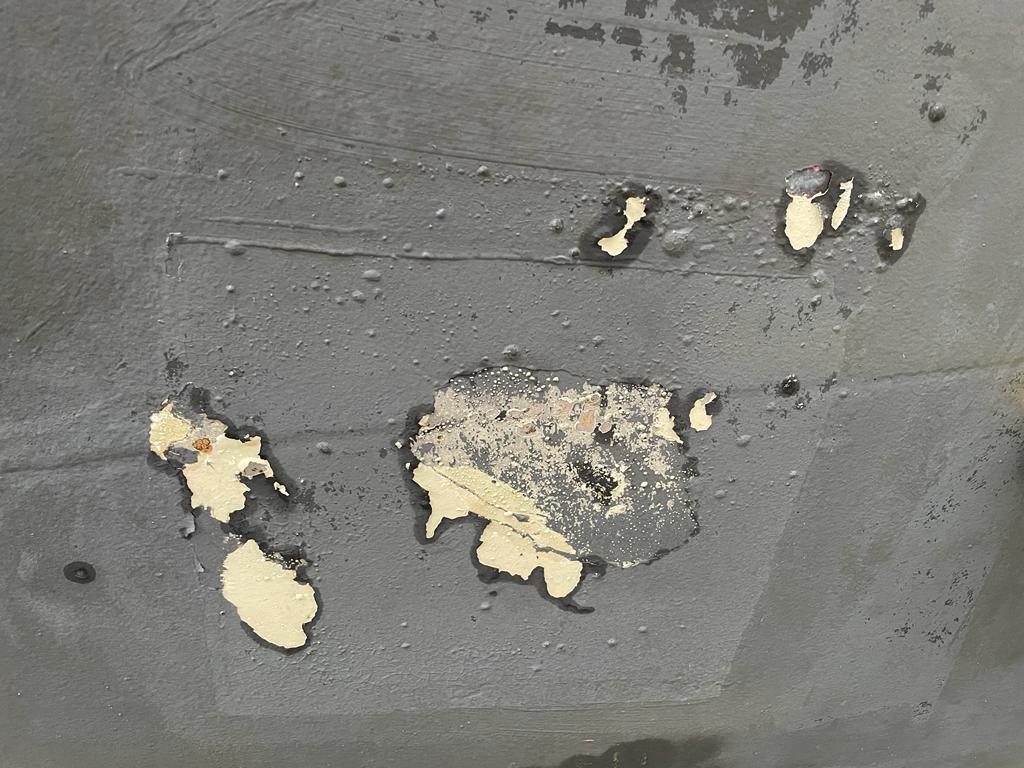 e39d0dae-43cb-4344-8325-fce18227ba5b Ablösung Antifouling an Pratzen Stellen einer Stahlyacht